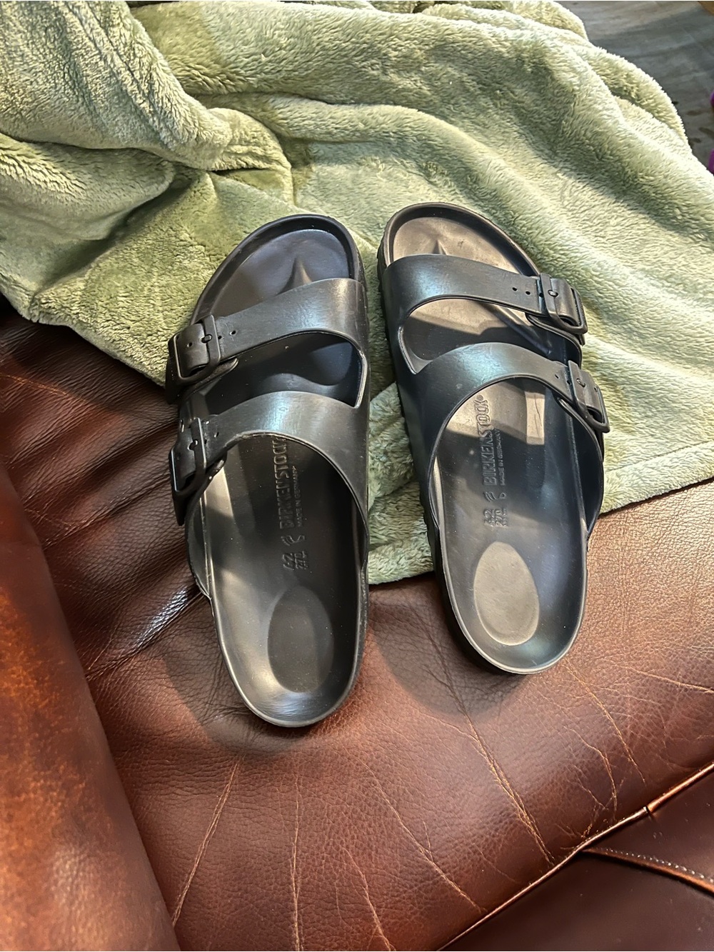 Birkenstock Mens EVA water-friendly Arizona sandals size 42 medium/wide.